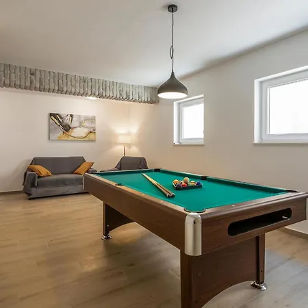 4 Bedroom Amazing In Casa de Férias Kras