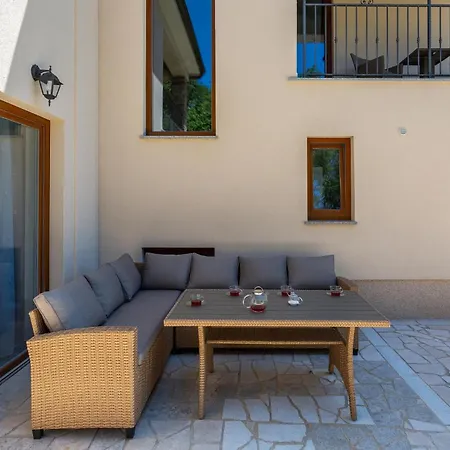 4 Bedroom Amazing In 펜션 Kras