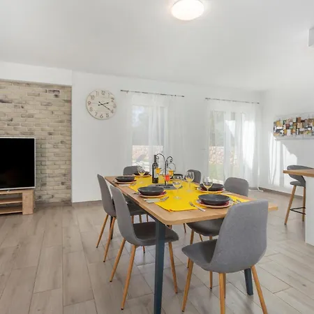 4 Bedroom Amazing In 펜션 Kras